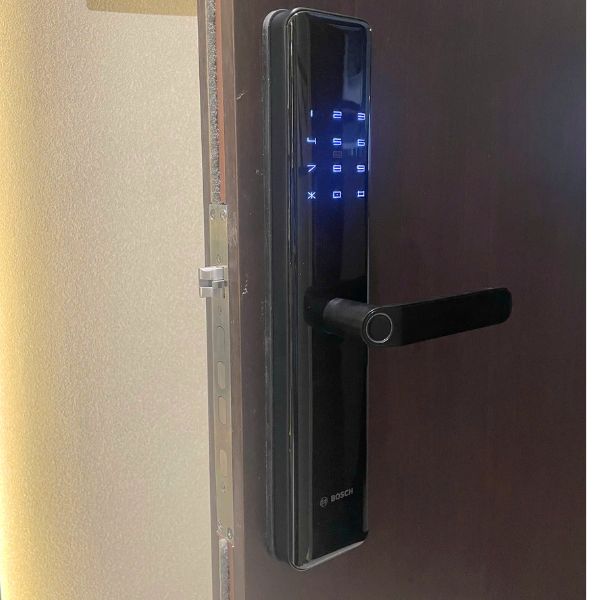 Hình ảnh thi công lắp đặt khóa vân tay Bosch ID40