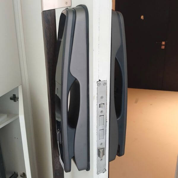 Khóa cửa Bosch EL800X hình thực tế