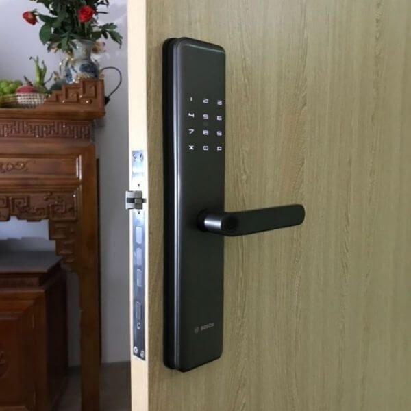 Hình ảnh lắp đặt thực tế khóa Bosch ID40