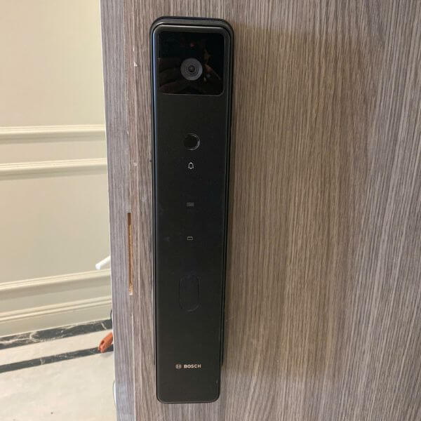Hình ảnh thi công khóa điện tử Bosch FU8 Plus