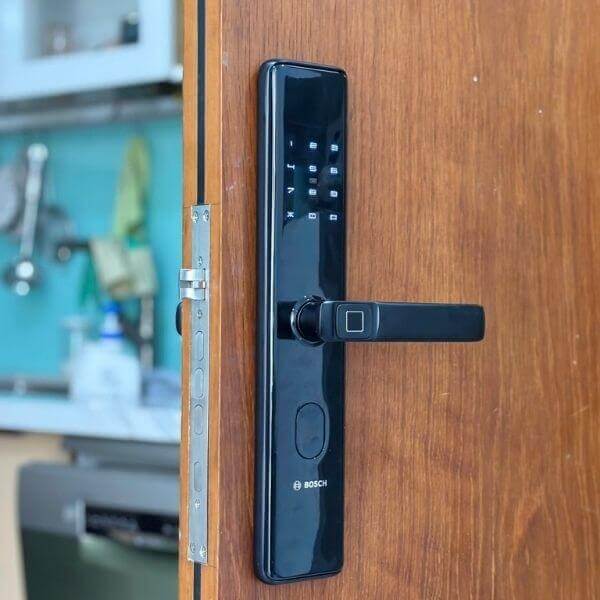 Khóa vân tay lắp cho cửa gỗ Bosch ID30