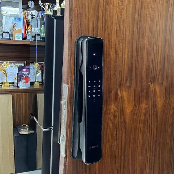 Thi công lắp đặt khóa điện tử Bosch EL800VF cho khách hàng